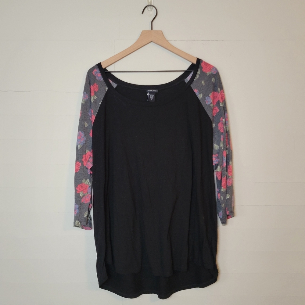 Torrid | 3/4 Floral Sleeve Tee